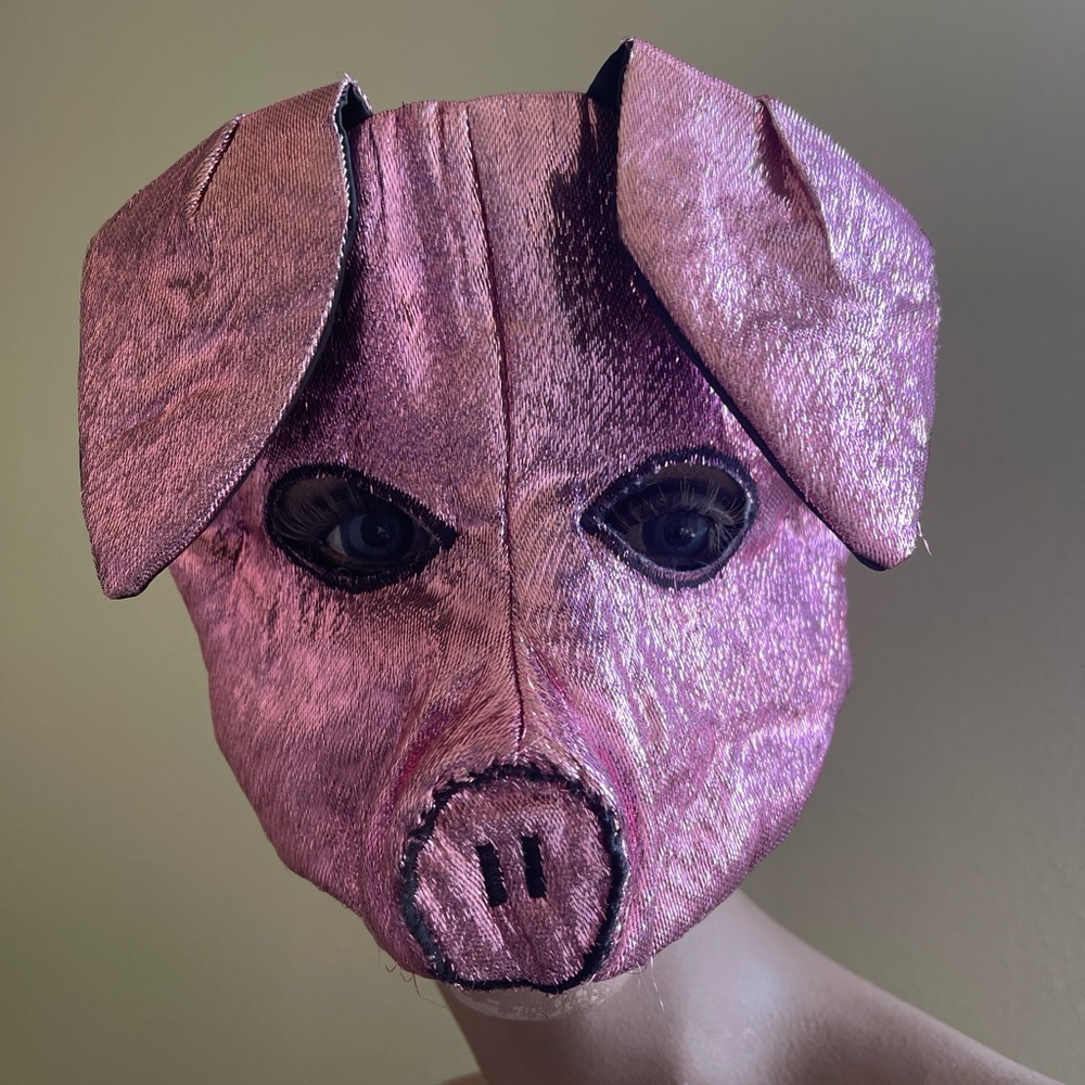 1980’s women’s shimmery pink pig mask〰️